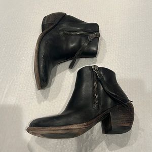 john fluevog and black W02 bootie sz 7
